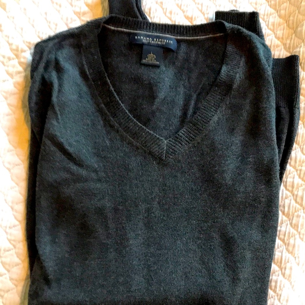 L Banana Republic gray v-neck sweater